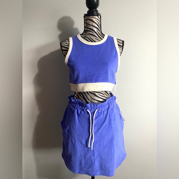 Free Assembly Two Piece Set - Picture 2 of 13